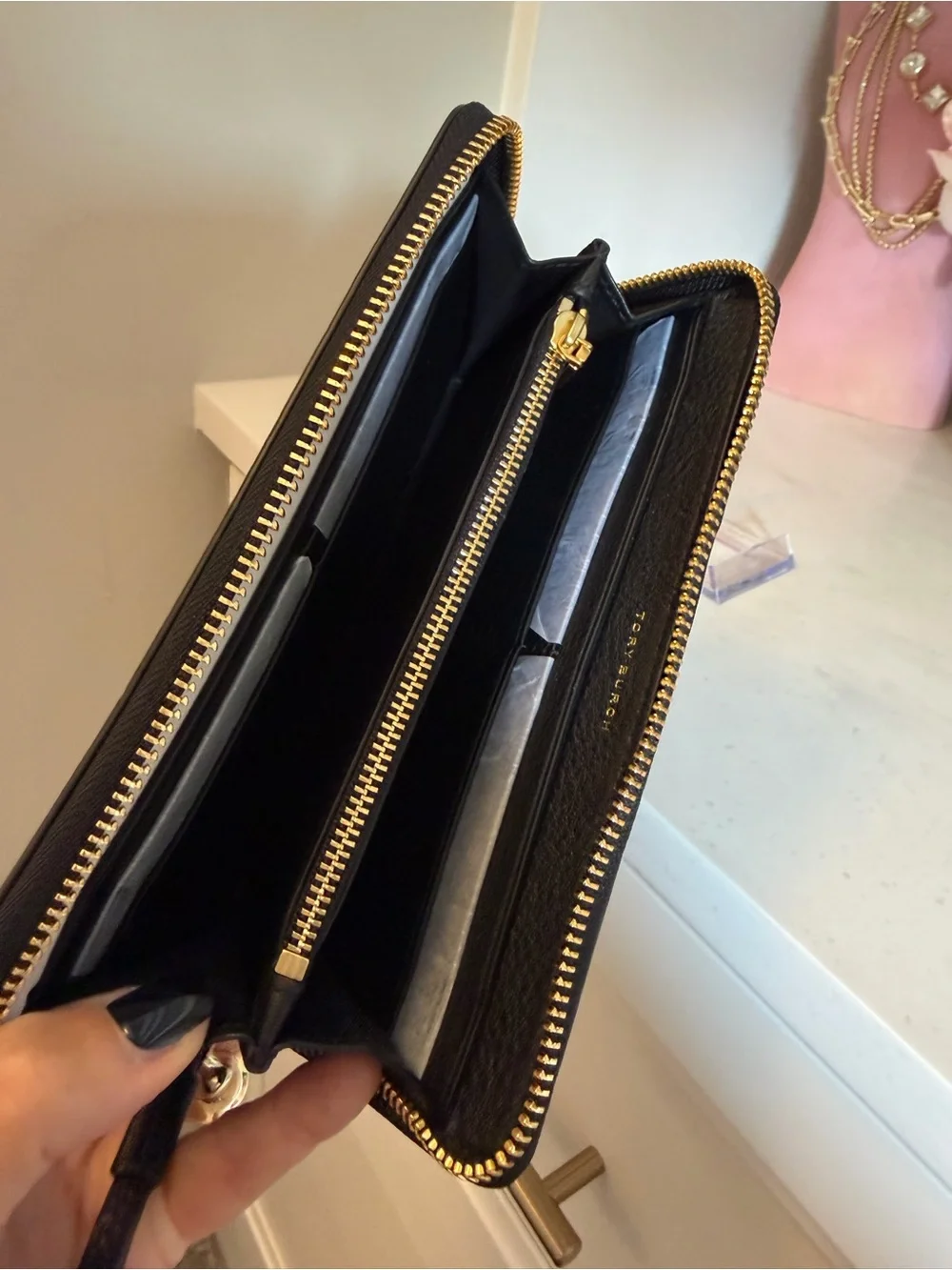 Tory Burch EUC Black Pebbled Leather Zip Wallet with Gold Hardware